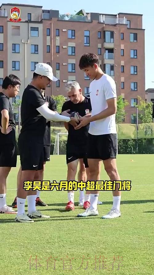 有能！李昊曾在邵佳一的见证下领取中超月度最佳门将奖杯