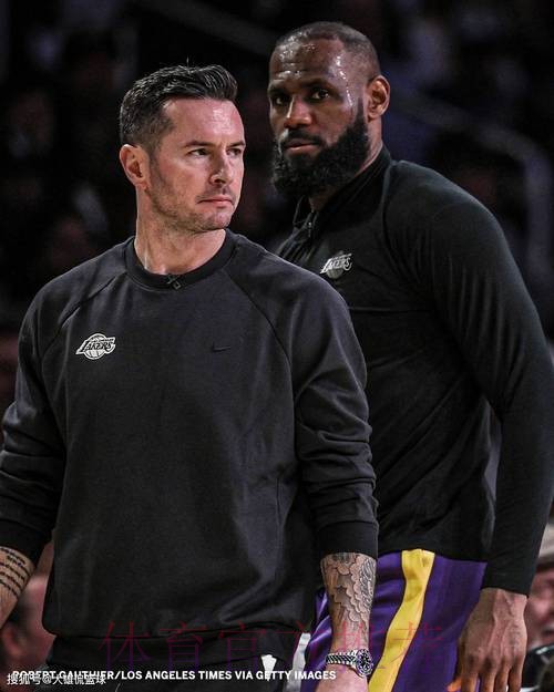 有时他让我滚开，自己布置战术，雷迪克赛后暗示41岁老詹的霸道